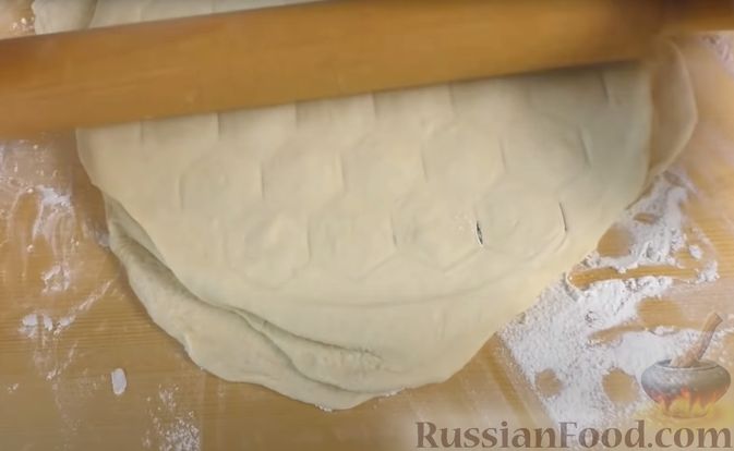 Фото приготовления рецепта: Дрожжевые мини-пирожки с картофельным пюре с зеленью и моцареллой - шаг №9