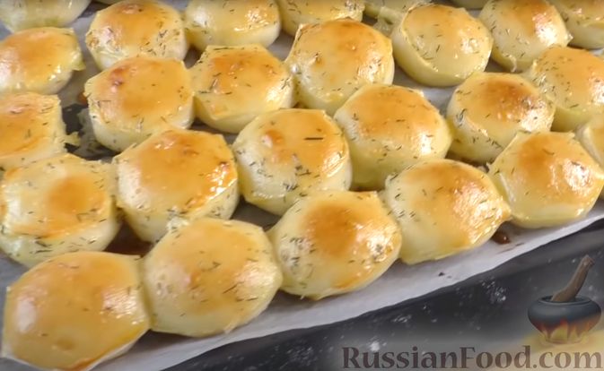 Фото приготовления рецепта: Дрожжевые мини-пирожки с картофельным пюре с зеленью и моцареллой - шаг №13