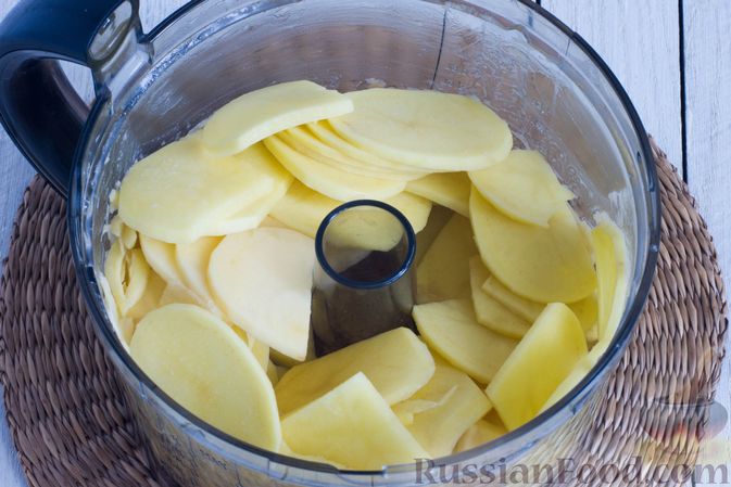 Фото приготовления рецепта: Картофельная запеканка с оливками, розмарином и чесноком - шаг №3