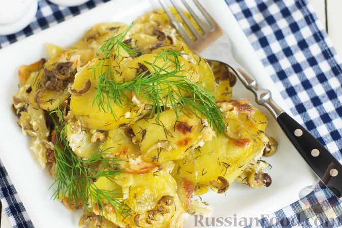 Фото приготовления рецепта: Картофельная запеканка с оливками, розмарином и чесноком - шаг №10