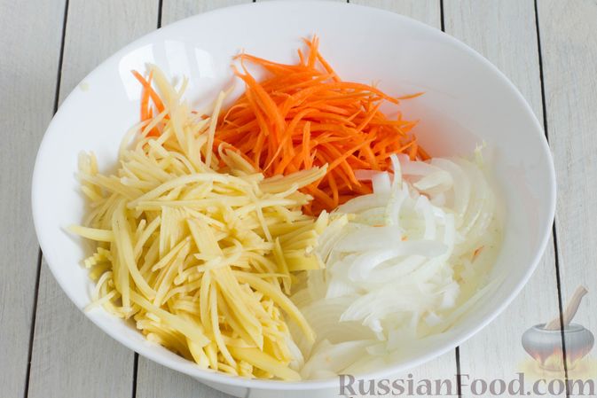 Фото приготовления рецепта: Картофельно-морковная запеканка - шаг №2