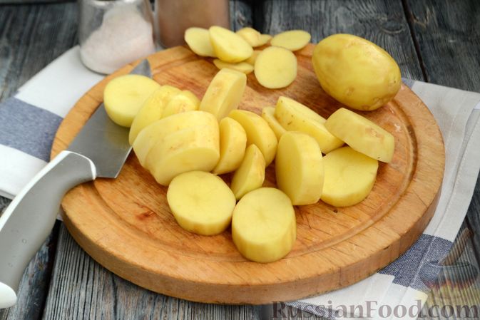 Фото приготовления рецепта: Молодой картофель, запечённый с салом - шаг №2