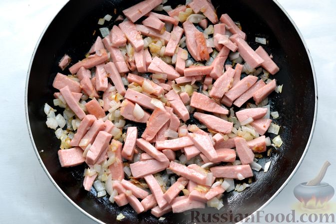 Фото приготовления рецепта: Картофельная запеканка с колбасой, консервированной кукурузой и маринованными огурцами - шаг №7