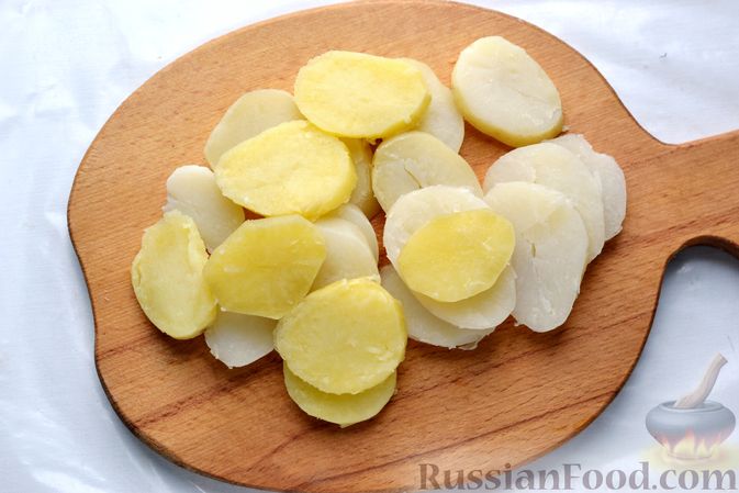 Фото приготовления рецепта: Картофельная запеканка с колбасой, консервированной кукурузой и маринованными огурцами - шаг №11