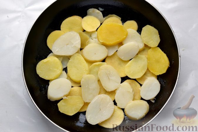 Фото приготовления рецепта: Картофельная запеканка с колбасой, консервированной кукурузой и маринованными огурцами - шаг №12