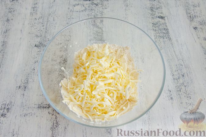 Фото приготовления рецепта: Открытый пирог с сыром и варёными яйцами - шаг №2