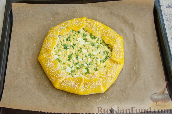 Фото приготовления рецепта: Открытый пирог с сыром и варёными яйцами - шаг №12