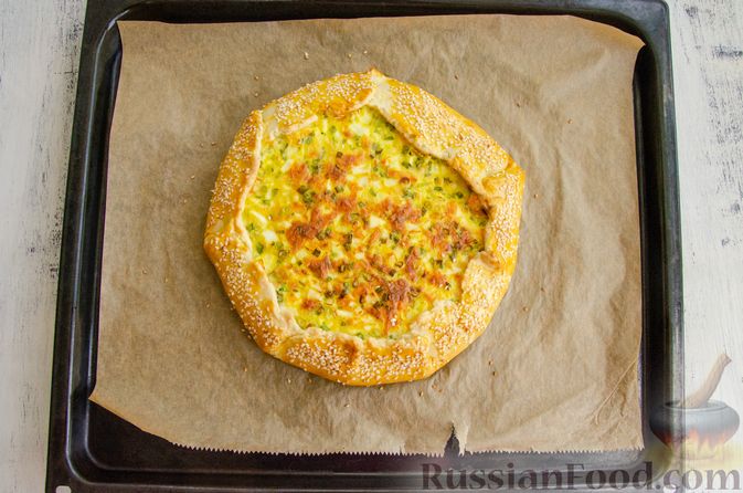 Фото приготовления рецепта: Открытый пирог с сыром и яйцами - шаг №13