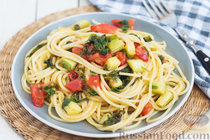 Фото к рецепту: Спагетти с кабачком, помидором и шпинатом