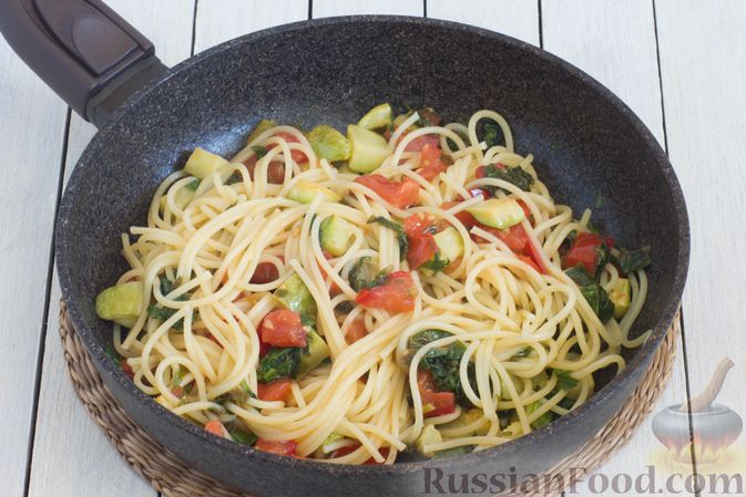 Фото приготовления рецепта: Спагетти с кабачком, помидором и шпинатом - шаг №8
