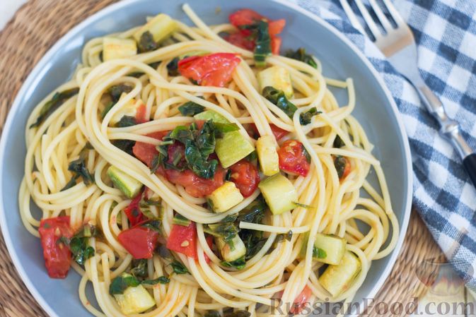 Фото приготовления рецепта: Спагетти с кабачком, помидором и шпинатом - шаг №9