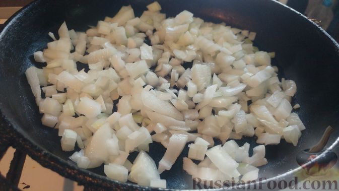 Фото приготовления рецепта: Запечённые кабачки-лодочки с мясным фаршем, помидорами и сыром - шаг №7