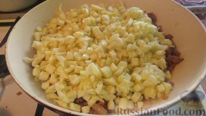 Фото приготовления рецепта: Запечённые кабачки-лодочки с мясным фаршем, помидорами и сыром - шаг №11
