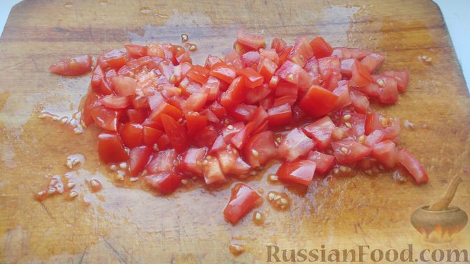 Фото приготовления рецепта: Запечённые кабачки-лодочки с мясным фаршем, помидорами и сыром - шаг №6