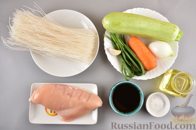 Фото приготовления рецепта: Фунчоза с кабачком и курицей в соевом соусе - шаг №1