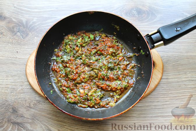 Фото приготовления рецепта: Мясные рулетики с чесночно-томатной начинкой (в духовке) - шаг №6
