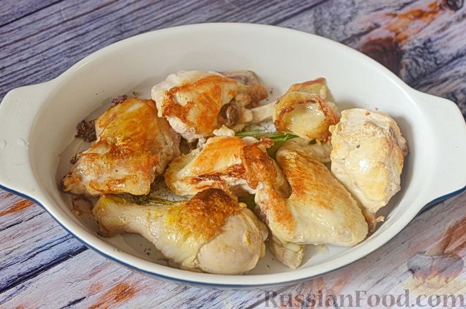 Фото приготовления рецепта: Курица, запеченная в вине - шаг №4