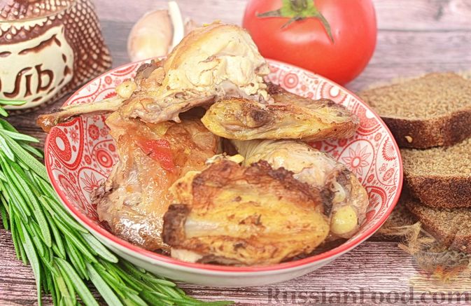 Фото приготовления рецепта: Курица, запечённая в вине, с помидором, чесноком и травами - шаг №11