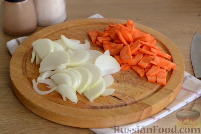Фото приготовления рецепта: Говядина, тушенная с молодой картошкой - шаг №2