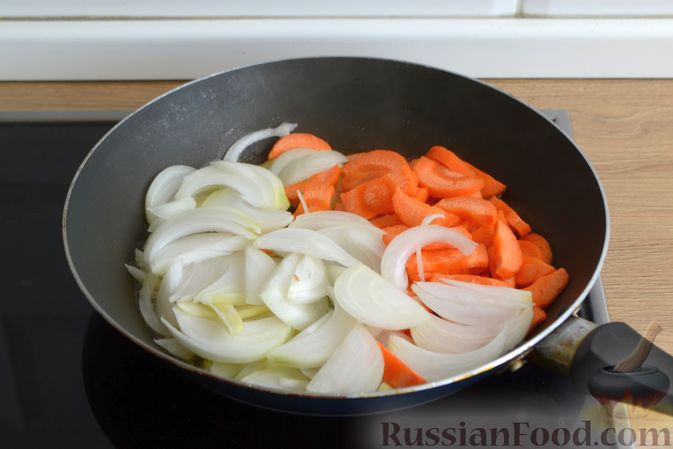 Фото приготовления рецепта: Говядина, тушенная с молодой картошкой - шаг №3
