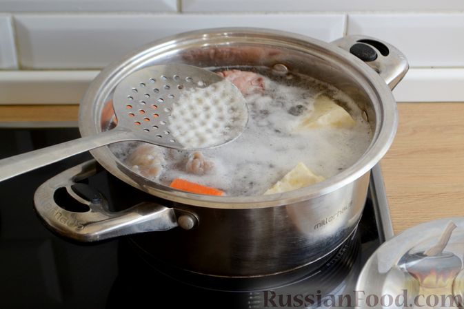 Фото приготовления рецепта: Суп с галушками - шаг №3