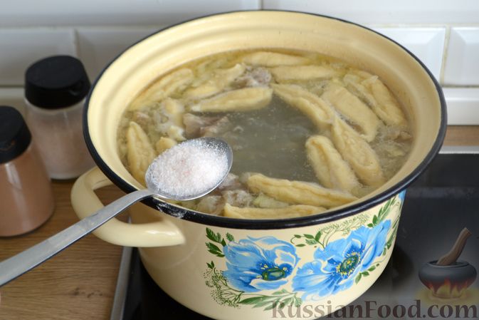 Фото приготовления рецепта: Суп с галушками - шаг №13