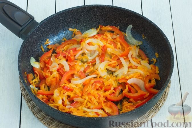 Фото приготовления рецепта: Цветная капуста, тушенная со сладким перцем, луком и морковью - шаг №4