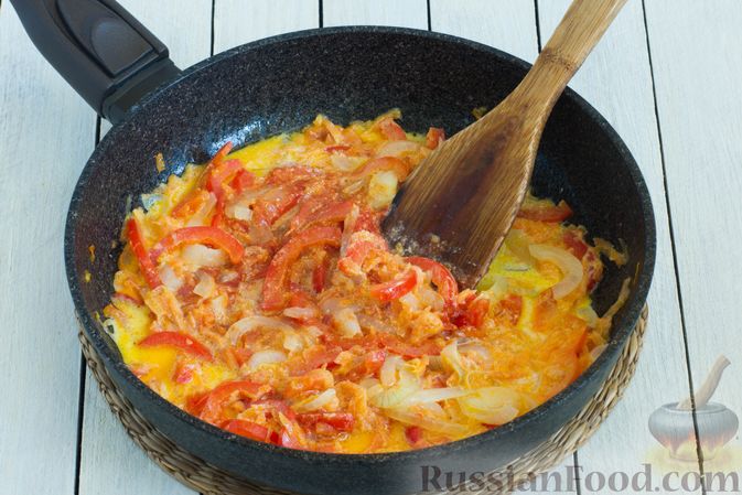 Фото приготовления рецепта: Цветная капуста, тушенная со сладким перцем, луком и морковью - шаг №5