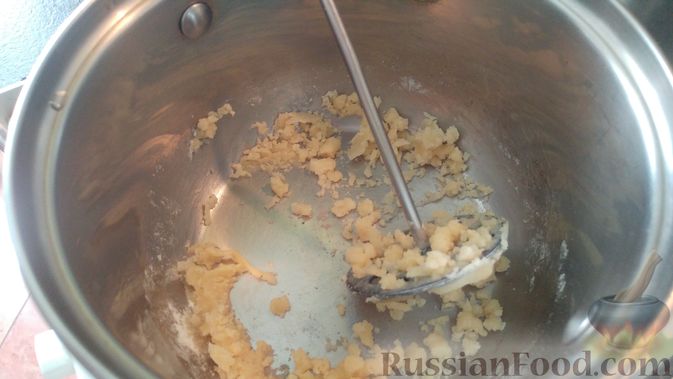 Фото приготовления рецепта: Запеканка из макарон с консервированной рыбой, кукурузой и моцареллой - шаг №3