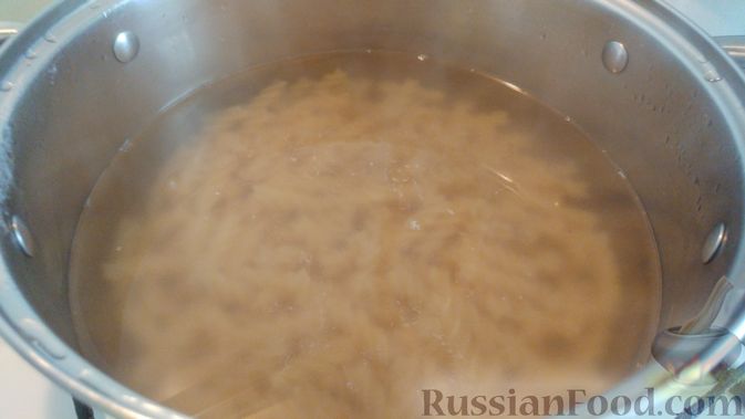 Фото приготовления рецепта: Запеканка из макарон с консервированной рыбой, кукурузой и моцареллой - шаг №8