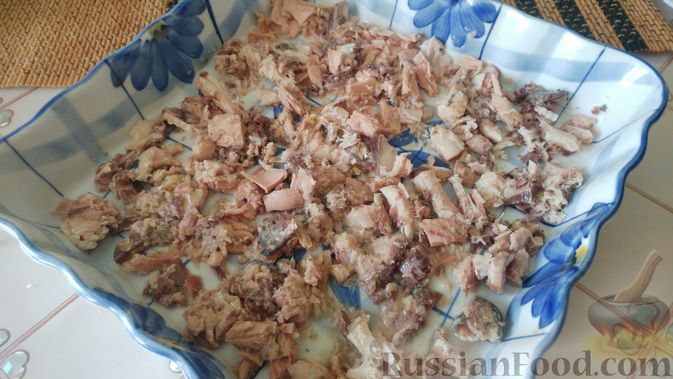 Фото приготовления рецепта: Запеканка из макарон с консервированной рыбой, кукурузой и моцареллой - шаг №10