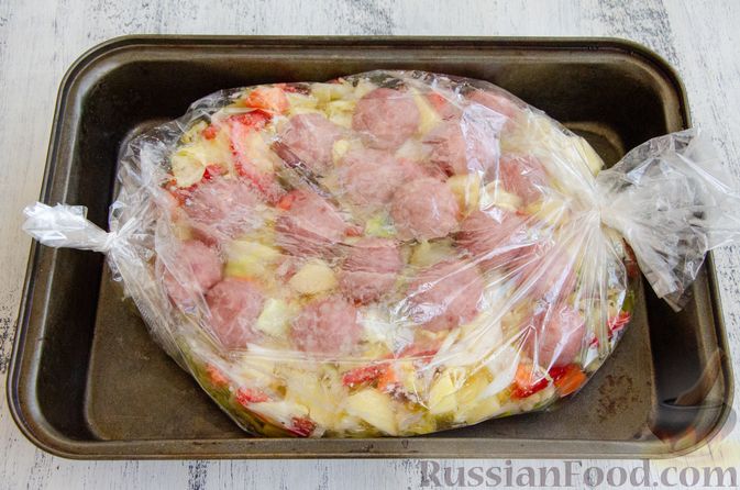 Фото приготовления рецепта: Овощное рагу с мясными фрикадельками, запечённое в рукаве - шаг №7