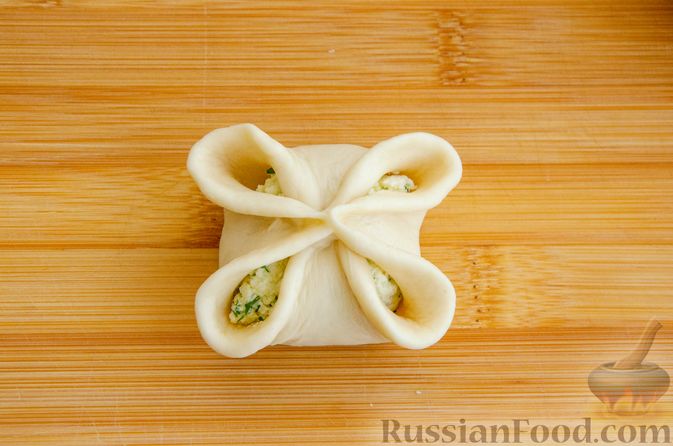 Фото приготовления рецепта: Булочки с творогом, сыром и зеленью - шаг №11