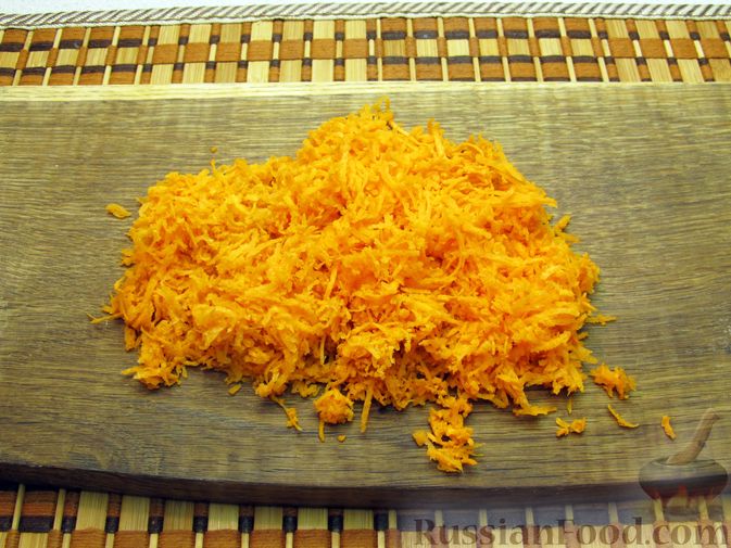 Фото приготовления рецепта: Омлет с морковью - шаг №2