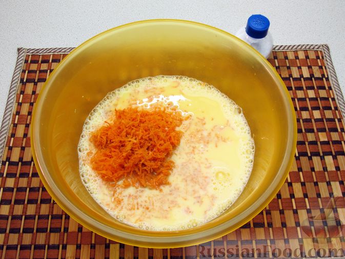 Фото приготовления рецепта: Омлет с морковью - шаг №6