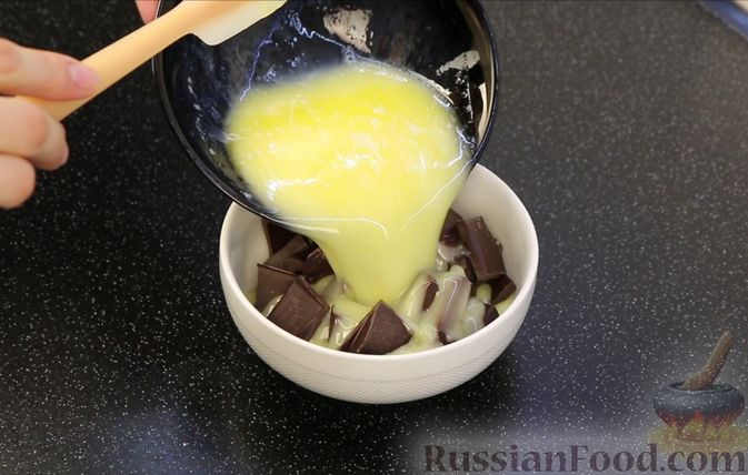 Фото приготовления рецепта: Шоколадный брауни со сливочно-карамельным кремом - шаг №5