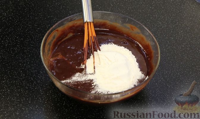 Фото приготовления рецепта: Шоколадный брауни со сливочно-карамельным кремом - шаг №8