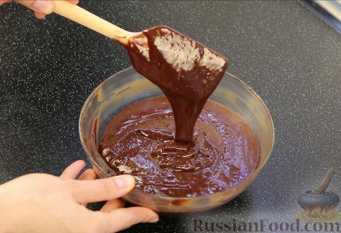 Фото приготовления рецепта: Шоколадный брауни со сливочно-карамельным кремом - шаг №10