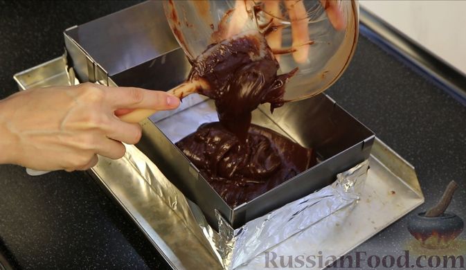 Фото приготовления рецепта: Шоколадный брауни со сливочно-карамельным кремом - шаг №11