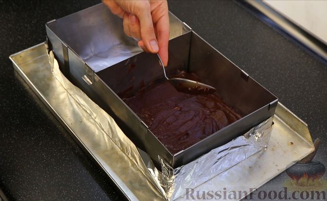 Фото приготовления рецепта: Шоколадный брауни со сливочно-карамельным кремом - шаг №12