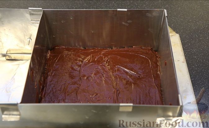 Фото приготовления рецепта: Шоколадный брауни со сливочно-карамельным кремом - шаг №13