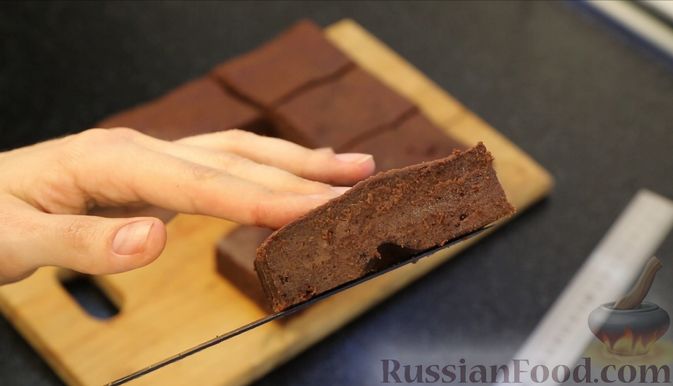 Фото приготовления рецепта: Шоколадный брауни со сливочно-карамельным кремом - шаг №18