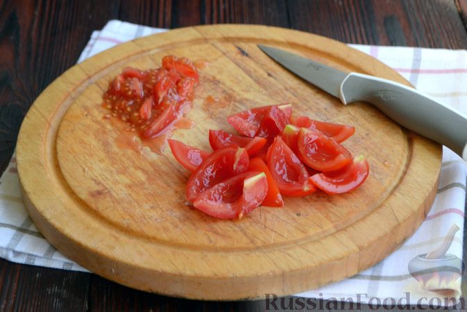 Фото приготовления рецепта: Слоёный салат с крабовыми палочками, помидорами, сыром и кукурузой - шаг №2