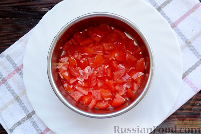 Фото приготовления рецепта: Слоёный салат с крабовыми палочками, помидорами, сыром и кукурузой - шаг №5