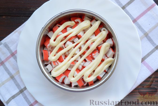 Фото приготовления рецепта: Слоёный салат с крабовыми палочками, помидорами, сыром и кукурузой - шаг №6