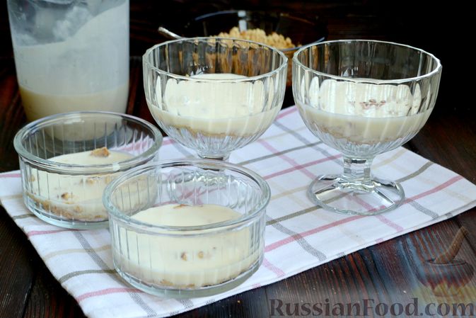 Фото приготовления рецепта: Десерт с печеньем и кремом из сгущённого молока и сливок - шаг №9