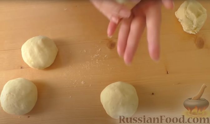 Фото приготовления рецепта: Картофельные лепёшки с грецкими орехами и беконом - шаг №6