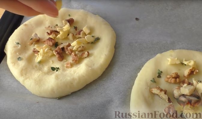 Фото приготовления рецепта: Картофельные лепёшки с грецкими орехами и беконом - шаг №8