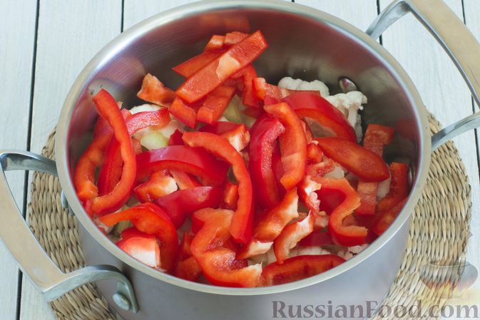 Фото приготовления рецепта: Суп-пюре из цветной капусты, помидоров, сладкого перца и сельдерея - шаг №5