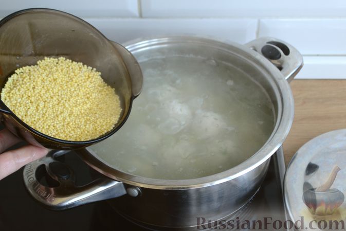 Фото приготовления рецепта: Суп с куриными фрикадельками, шампиньонами и пшеном - шаг №9